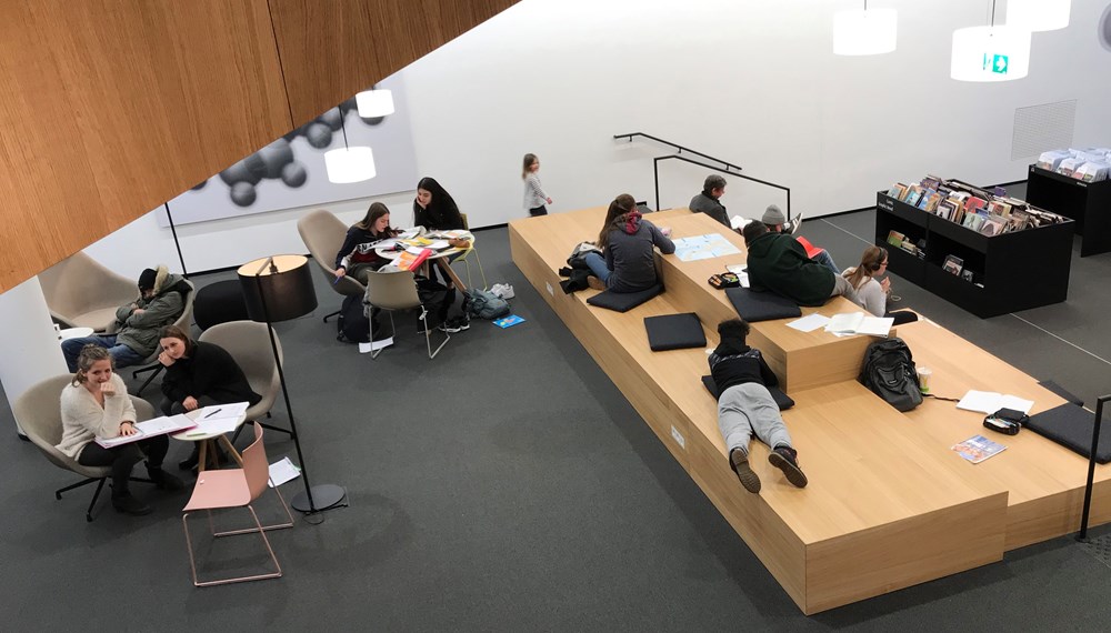 Ein Jahr Stadtbibliothek: In der Amraser Straße 2 werden seit November 2018 ein zeitgemäßes Bibliothekskonzept, Raum für Begegnungen und ein atmosphärisches Architekturerlebnis geboten.