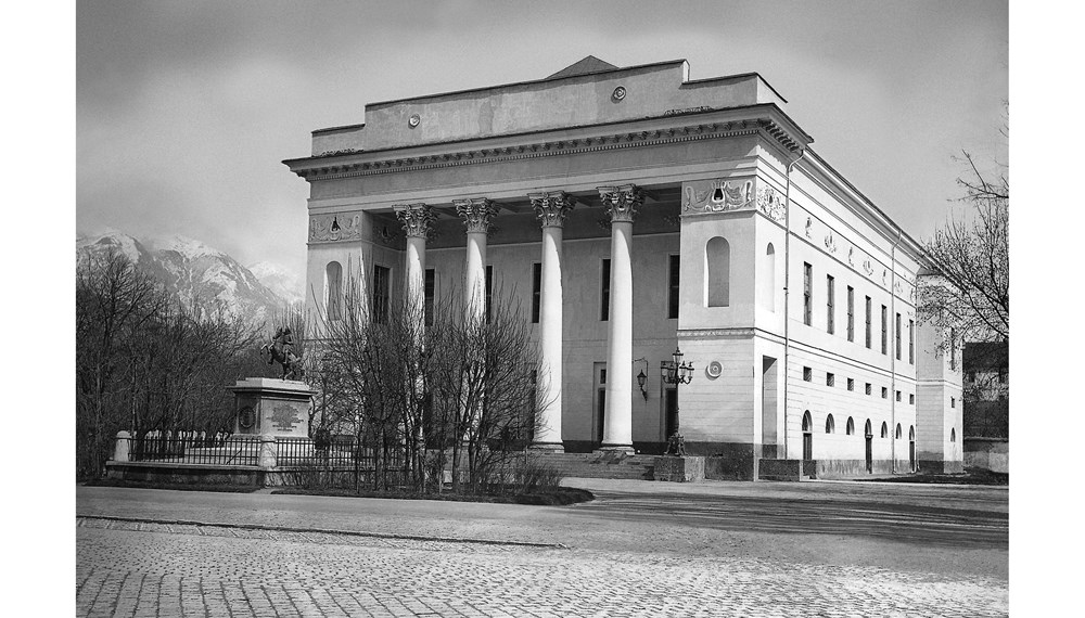 Vor dem Jahr 1894 befand sich das Reiterstandbild Leopold V. noch direkt vor dem Hoftheater (heute: Landestheater).