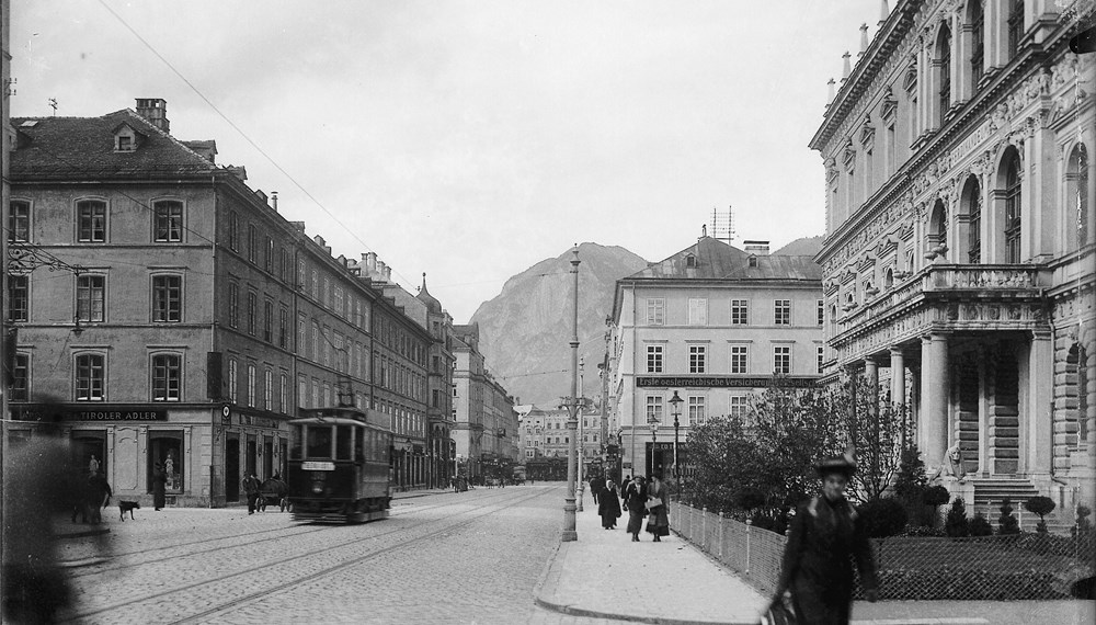 Museumstraße. Rechts im Bild das Museum Ferdinandeum.