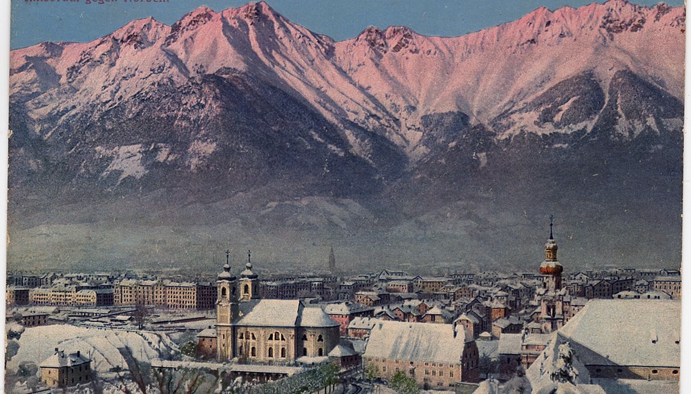 Postkarte mit einer Winteransicht von Innsbruck vom Bergisel aus Richtung Norden.