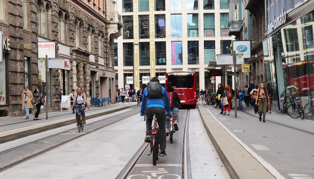 Die Sharrows in der Anichstraße laden RadfahrerInnen ein, zwischen den Schienen zu fahren.