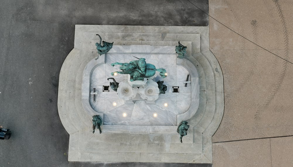Auf Initiative Johann Deiningers wurde die Bronzestatue um einen Brunnen erweitert und vom Landestheater vor die Stadtsäle verlegt.