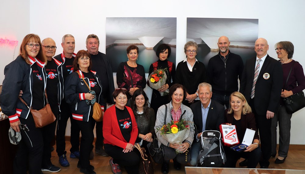 Ganz im Zeichen des sportlichen Engagements und eines europameisterlichen Erfolges stand ein Treffen von Sportstadträtin Elisabeth Mayr und den Mitgliedern des „ESK-Tivoli“. Mit mehr als 120 Personen handelt es sich dabei um den größten Boccia-Verein Österreichs. Gemeinsam können die Vereinsmitglieder auf ein ganz besonders Jahr zurückblicken, organisierten sie von 10. bis 15. September doch die Boccia-EM in der Landeshauptstadt. 96 SpielerInnen aus 15 Nationen traten bei der Heim-EM in fünf Bewerben gegeneinander an. Niki Natale holte sich dabei den Europameistertitel 2019 und somit Gold im Einzelbewerb. Im Zweier-Bewerb erspielte er sich gemeinsam mit seinem Teampartner die Silbermedaille. Stadträtin Mayr gratulierte herzlich.