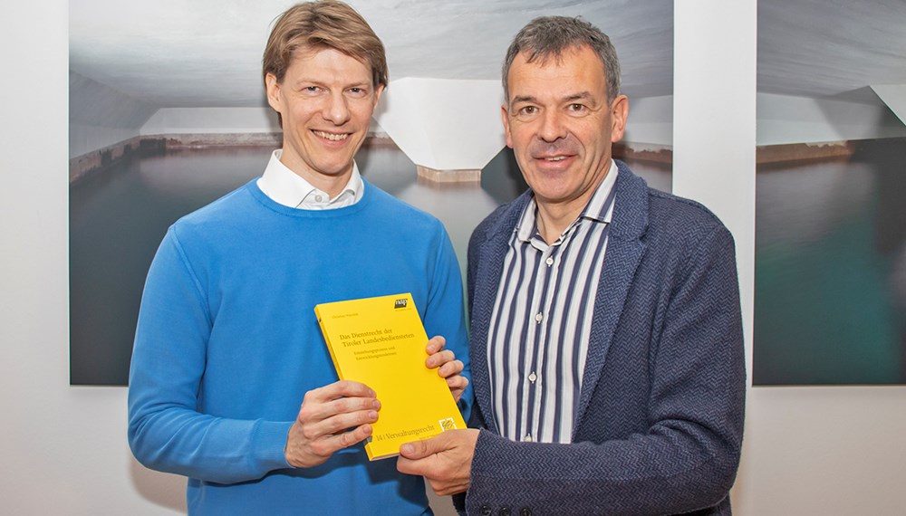 Das Dienstrecht der Beamten und der Vertragsbediensteten des Landes Tirol hat bislang noch keine umfassende Darstellung in der Literatur erfahren. Um diese Lücke zu schließen, verfasste Mag. Dr. Christian Warzilek vom Amt der Tiroler Landesregierung (Abteilung Organisation und Personal) eine Monografie und begibt sich auf eine entwicklungsgeschichtliche Spurensuche nach einschlägigen Rechtsquellen und prägenden Reformschritten. Das Werk behandelt das Dienstrecht der Tiroler Landesbediensteten und beleuchtet seinen Entstehungsprozess und seine Fortentwicklung. Dienstrechtliche Regelungen haben eine lange Tradition aufzuweisen, deren neuzeitlicher Ursprung im Wesentlichen auf die Regentschaft von Kaiser Maximilian I. zurückzuführen ist. Diese Tatsache ist entwicklungsgeschichtlich für die Beschreibung des öffentlichen Dienstes von Bedeutung und soll auch vor dem Hintergrund des sich 2019 zum 500. Mal jährenden Todestages von Kaiser Maximilian I. nicht unerwähnt bleiben.  Der Autor des Fachbuches besuchte kürzlich Innsbrucks Bürgermeister Georg Willi im Rathaus und überreichte ihm persönlich ein Exemplar.