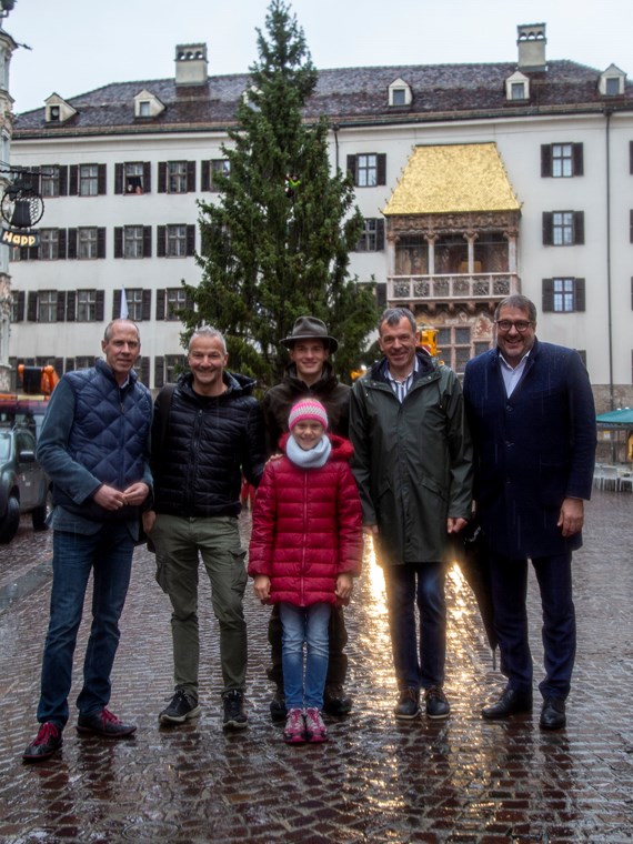 Julia (Mitte) ließ sich die Aufstellung des Christbaums nicht entgehen. Bei der Eröffnung am 15. November darf sie ihn gemeinsam mit Bernhard Vettorazzi (Geschäftsführer Stadtmarketing Innsbruck), Robert Neuner (Geschäftsführer IAI Veranstaltungs GmbH), Florian Jäger (Forstamt Innsbruck), Bürgermeister Georg Willi und Vizebürgermeister Franz X. Gruber (v.l.) illuminieren.