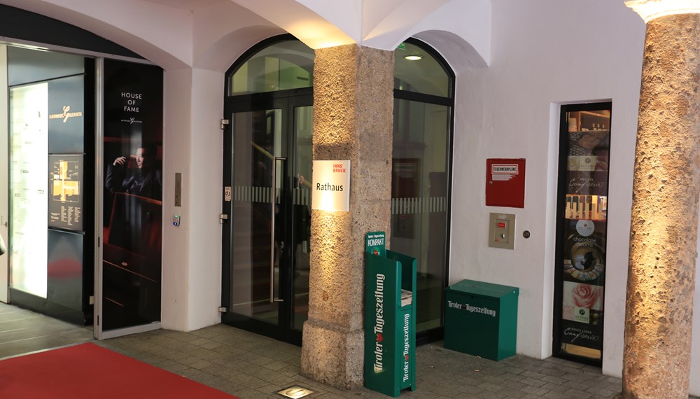 Der Eingang in das Rathaus von der Maria-Theresien-Straße aus kommend