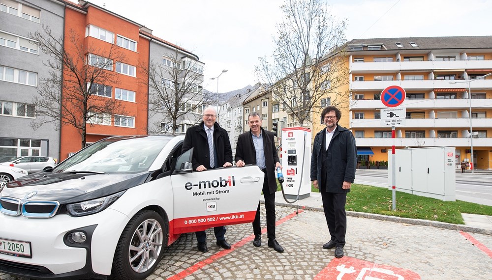 Bürgermeister Georg Willi mit den IKB-Vorständen Helmuth Müller und Thomas Pühringer (r.) bei der neuen E-Ladestation beim Sonnpark in der Anton-Eder-Straße.