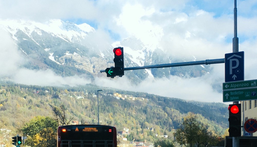 Eine zentrale Stelle im Innsbrucker Verkehrsnetz verfügt nun über ein von Weitem sichtbares Ampelsignal für Linksabbieger.