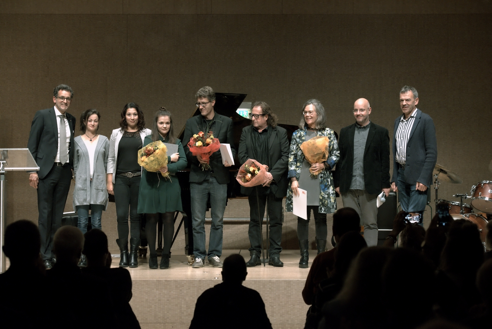 Die heurigen PreisträgerInnen des Jazzpreises, der gemeinsam von Stadt Innsbruck und der Bank für Tirol und Vorarlberg (BTV) vergeben und vom Verein TAT (TonArtTirol) organisiert wird, stehen fest: Über den Förderpreis der Stadt Innsbruck freute sich im Beisein von Bürgermeister Georg Willi (1. v.r.) der Saxophonist Clemens Ebenbichler (5. v.l.). Den Nachwuchspreis der BTV nahm Anna Reisigl (E-Bass) entgegen, den Sonderpreis der TAT erhielten die InitiatorInnen Daniela Maria Span und Peter Warum für ihre Kulturinitiative [STIEGENHAUSMUSIK] in der Karmelitergasse. Weitere Informationen unter www.tonarttirol.at