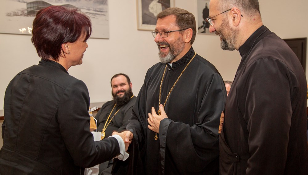 Anlässlich des Jubliläums "120 Jahre ukrainische Gemeinde in Innsbruck" empfingen Landtagspräsidentin Sonja Ledl-Rossmann und Bürgermeister Georg Willi den Großerzbischof von Kyiv-Halych, Oberhaupt der ukrainischen griechisch-katholischen Kirche Sviatoslav Shevchuk im historischen Bürgersaal im Stadtturm. Das Treffen stand im Zeichen der Erinnerung der gemeinsamen Zeit, die von gegenseitiger Hilfe und Herzlichkeit geprägt war.