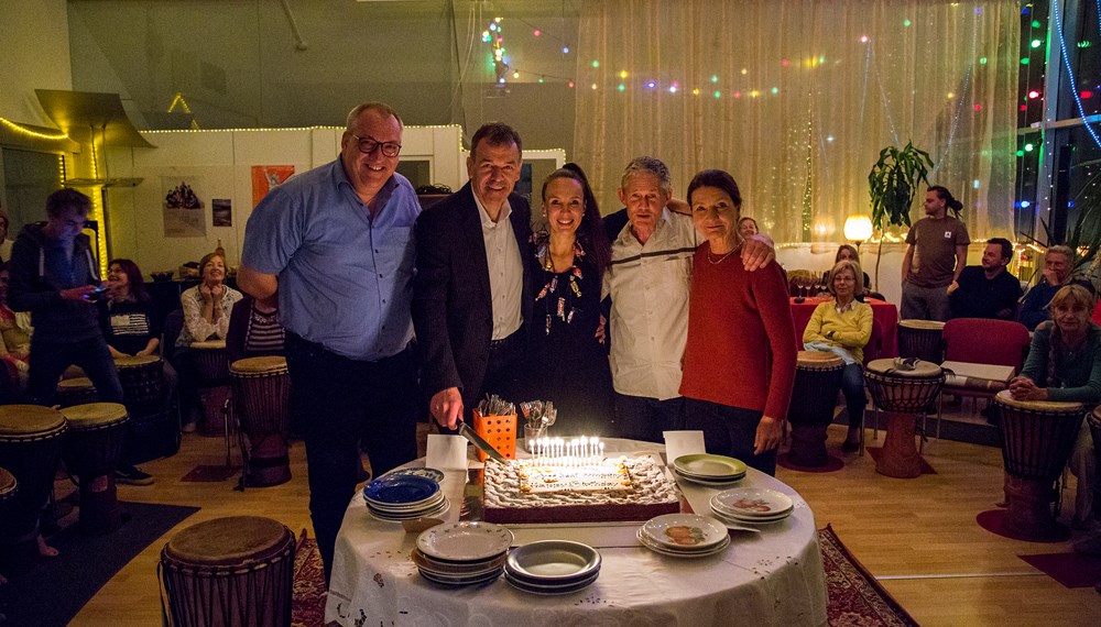 Bürgermeister Georg Willi und Kulturstadträtin Uschi Schwarzl gratulierten zum 15-Jahre-Jubiläum der Free Beat Company. Maria Zeisler und Gottfried Jaufenthaler gründeten während ihrer Lehrtätigkeit an der Musikschule der Stadt Innsbruck 2004 die Free Beat Company.
Die Lust am Groove, die Freude andere zu hören und zu spüren, das Bedürfnis nach tiefen Klängen und starken Rhythmen wird in dieser, für ALLE offenen, Trommelgruppe erfüllt. Die Free Beat Compay ist Teil der Musikschule Innsbruck, unter der Leitung von Wolfram Rosenberger.