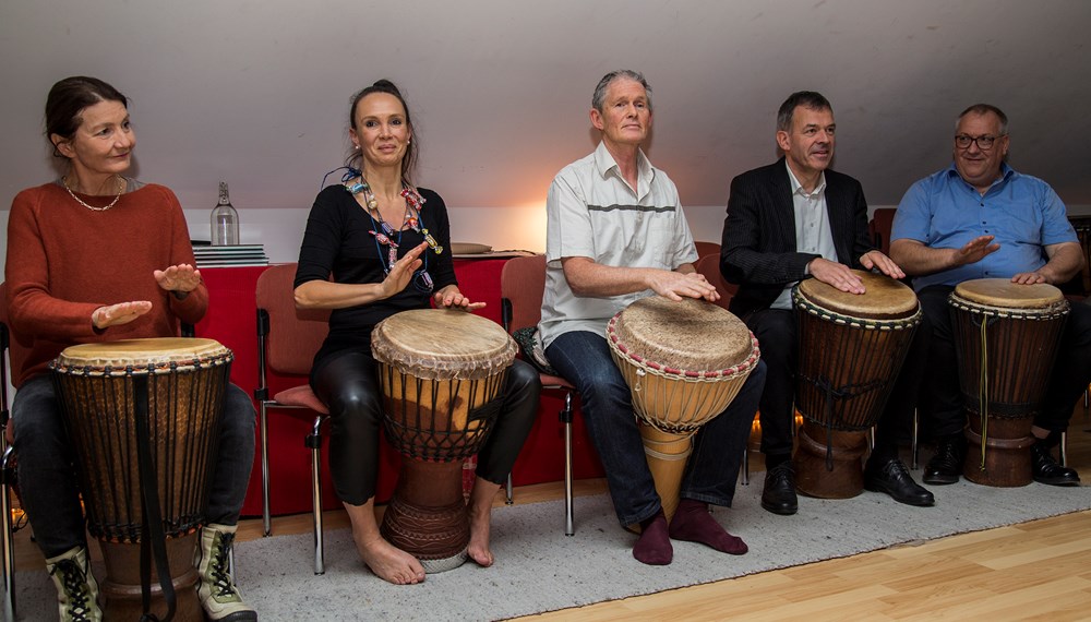 Bürgermeister Georg Willi und Kulturstadträtin Uschi Schwarzl gratulierten zum 15-Jahre-Jubiläum der Free Beat Company. Maria Zeisler und Gottfried Jaufenthaler gründeten während ihrer Lehrtätigkeit an der Musikschule der Stadt Innsbruck 2004 die Free Beat Company.
Die Lust am Groove, die Freude andere zu hören und zu spüren, das Bedürfnis nach tiefen Klängen und starken Rhythmen wird in dieser, für ALLE offenen, Trommelgruppe erfüllt. Die Free Beat Compay ist Teil der Musikschule Innsbruck, unter der Leitung von Wolfram Rosenberger.