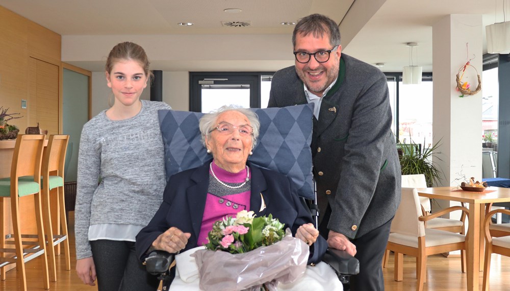Urenkelin Livia freute sich gemeinsam mit Vizebürgermeister Franz X. Gruber ihrer Uroma Liselotte Hofmann zum 100. Geburtstag zu gratulieren.
