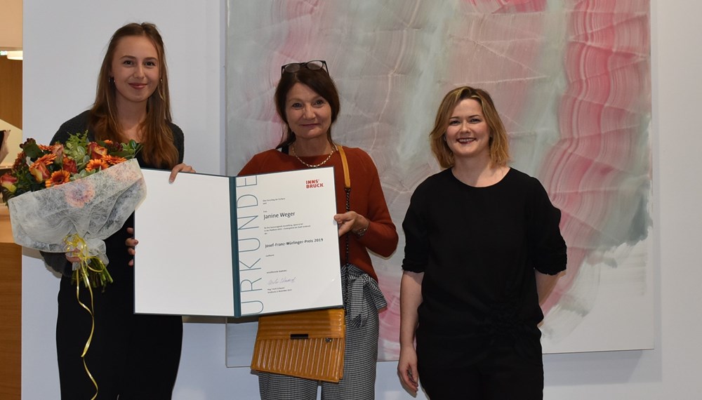 Janine Weger erhielt den Josef-Franz-Würlinger-Preis 2019: Kulturstadträtin Uschi Schwarzl (Mitte) und Galerieleiterin Natalie Pedevilla (rechts) gratulierten vor dem Bild „Untitled #26 (Dinge ändern sich immer; nie)“. Wegers Ausstellung „Space to be“ war im Feber 2019 in der Galerie „Plattform 6020“ zu sehen.