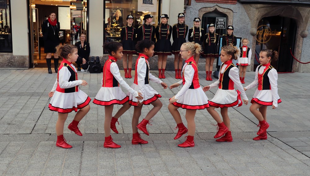 Pünktlich zum Faschingsbeginn – am 11. November 2019 – schauten 14 junge GardetänzerInnen und ihre BetreuerInnen im Innsbrucker Rathaus vorbei. Gemeinsam mit Bürgermeister Georg Willi begrüßten sie die Faschingszeit, wobei die ersten Faschingskrapfen und eine Tanzeinlage in der Maria-Theresien-Straße natürlich nicht fehlen durften. Seit über 25 Jahren steht die „Stadtgarde Schautanzgruppe Innsbruck“ für Freude an der Bewegung und Spaß an Tanz und Musik. Der gemeinnützige Verein bringt Kindern und Jugendlichen in drei Altersgruppen traditionelle Gardetänze bei. (AA)