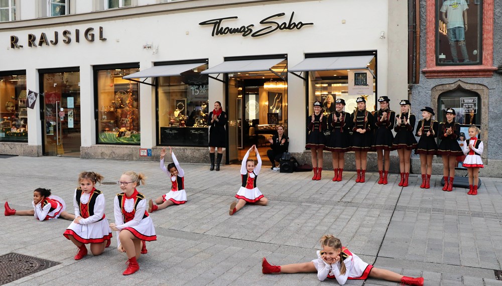 Pünktlich zum Faschingsbeginn – am 11. November 2019 – schauten 14 junge GardetänzerInnen und ihre BetreuerInnen im Innsbrucker Rathaus vorbei. Gemeinsam mit Bürgermeister Georg Willi begrüßten sie die Faschingszeit, wobei die ersten Faschingskrapfen und eine Tanzeinlage in der Maria-Theresien-Straße natürlich nicht fehlen durften. Seit über 25 Jahren steht die „Stadtgarde Schautanzgruppe Innsbruck“ für Freude an der Bewegung und Spaß an Tanz und Musik. Der gemeinnützige Verein bringt Kindern und Jugendlichen in drei Altersgruppen traditionelle Gardetänze bei. (AA)