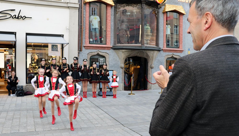 Pünktlich zum Faschingsbeginn – am 11. November 2019 – schauten 14 junge GardetänzerInnen und ihre BetreuerInnen im Innsbrucker Rathaus vorbei. Gemeinsam mit Bürgermeister Georg Willi begrüßten sie die Faschingszeit, wobei die ersten Faschingskrapfen und eine Tanzeinlage in der Maria-Theresien-Straße natürlich nicht fehlen durften. Seit über 25 Jahren steht die „Stadtgarde Schautanzgruppe Innsbruck“ für Freude an der Bewegung und Spaß an Tanz und Musik. Der gemeinnützige Verein bringt Kindern und Jugendlichen in drei Altersgruppen traditionelle Gardetänze bei. (AA)