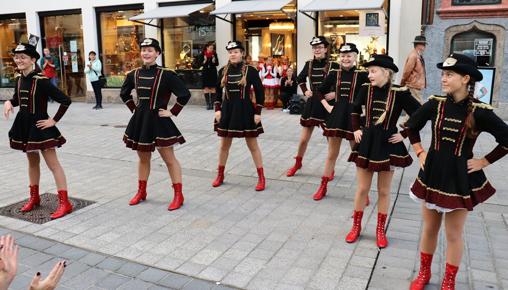 Pünktlich zum Faschingsbeginn – am 11. November 2019 – schauten 14 junge GardetänzerInnen und ihre BetreuerInnen im Innsbrucker Rathaus vorbei. Gemeinsam mit Bürgermeister Georg Willi begrüßten sie die Faschingszeit, wobei die ersten Faschingskrapfen und eine Tanzeinlage in der Maria-Theresien-Straße natürlich nicht fehlen durften. Seit über 25 Jahren steht die „Stadtgarde Schautanzgruppe Innsbruck“ für Freude an der Bewegung und Spaß an Tanz und Musik. Der gemeinnützige Verein bringt Kindern und Jugendlichen in drei Altersgruppen traditionelle Gardetänze bei. (AA)