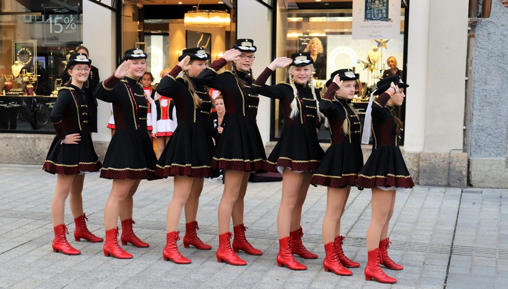 Pünktlich zum Faschingsbeginn – am 11. November 2019 – schauten 14 junge GardetänzerInnen und ihre BetreuerInnen im Innsbrucker Rathaus vorbei. Gemeinsam mit Bürgermeister Georg Willi begrüßten sie die Faschingszeit, wobei die ersten Faschingskrapfen und eine Tanzeinlage in der Maria-Theresien-Straße natürlich nicht fehlen durften. Seit über 25 Jahren steht die „Stadtgarde Schautanzgruppe Innsbruck“ für Freude an der Bewegung und Spaß an Tanz und Musik. Der gemeinnützige Verein bringt Kindern und Jugendlichen in drei Altersgruppen traditionelle Gardetänze bei. (AA)