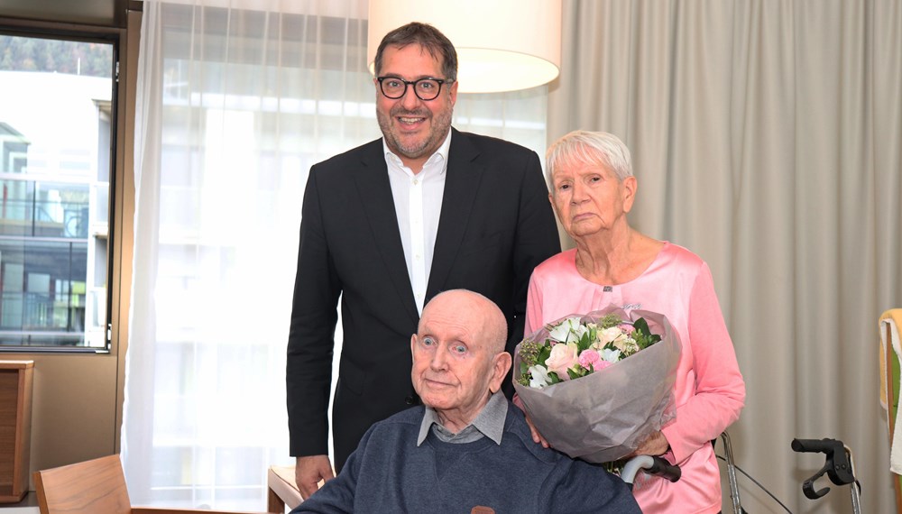 Zur Eisernen Hochzeit überbrachte Vizebürgermeister Franz X. Gruber dem Ehepaar Hager seine Glückwünsche und einen bunten Blumenstrauß.