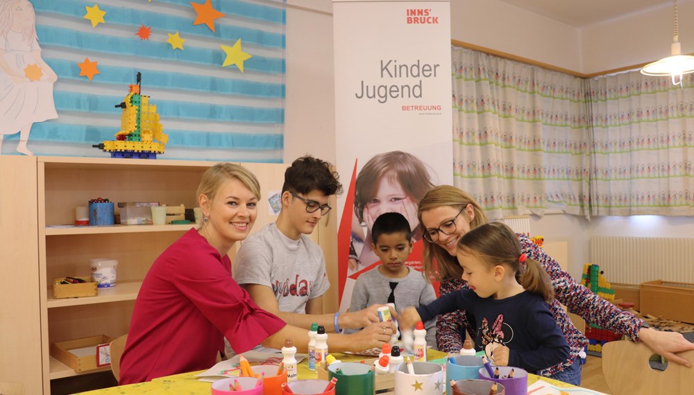 Kris Stoyanov (2. v. l.) schnupperte anlässlich des Boys’ Day im Kindergarten Mitterweg. Stadträ-tin Elisabeth Mayr (l.) und Barbara Schett (Referatsleiterin Pädagogische Bildung und Entwick-lung, 2. v. r.) machten sich einen Eindruck vor Ort.