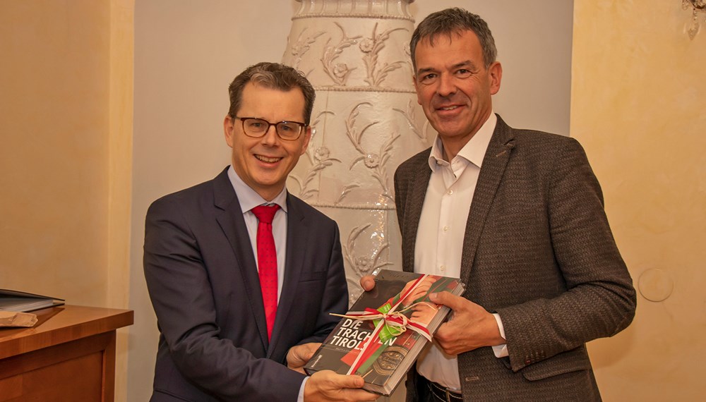 Im September 2019 wurde der gebürtige Innsbrucker Mag. Clemens Mantl zum österreichischen Generalkonsul in Mailand ernannt. Kürzlich erstattete er Bürgermeister Georg Willi im Rathaus der Tiroler Landeshauptstadt einen Antrittsbesuch. Seine Tätigkeit als Berufsdiplomat führte ihn in verschiedenste Länder, in denen er sich insbesondere der Kultur- und Innovationsdiplomatie widmete. Vor seiner Ernennung zum österreichischen Generalkonsul in Mailand mit Zuständigkeit für Norditalien war er vier Jahre lang Direktor des Office of Science and Technology Austria – OSTA in Washington DC.
Beim Gespräch in den Amtsräumlichkeiten des Innsbrucker Stadtoberhaupts ging es um die aktuellen politischen Geschehnisse sowie um mögliche zukünftige Projekte. Zudem möchte der Generalkonsul in Zusammenarbeit mit Bürgermeister Willi vor allem die Europaregion Tirol-Südtirol-Trentino stärken. Im Dialog betonte Mantl die Wichtigkeit der grenzüberschreitenden Zusammenarbeit zwischen der drei Landesteilen. Die Europaregion vereint ca. 1,8 Millionen EinwohnerInnen auf einer Gesamtfläche von 26.255 Quadratkilometern, aufgeteilt auf die zwei autonomen italienischen Provinzen Bozen-Südtirol und Trentino sowie auf das österreichische Bundesland Tirol. Sie stellt eine Schnittstelle und gleichzeitig eine Plattform verschiedener Kulturen und Mentalitäten dar, die hier aufeinandertreffen und sich gegenseitig bereichern.