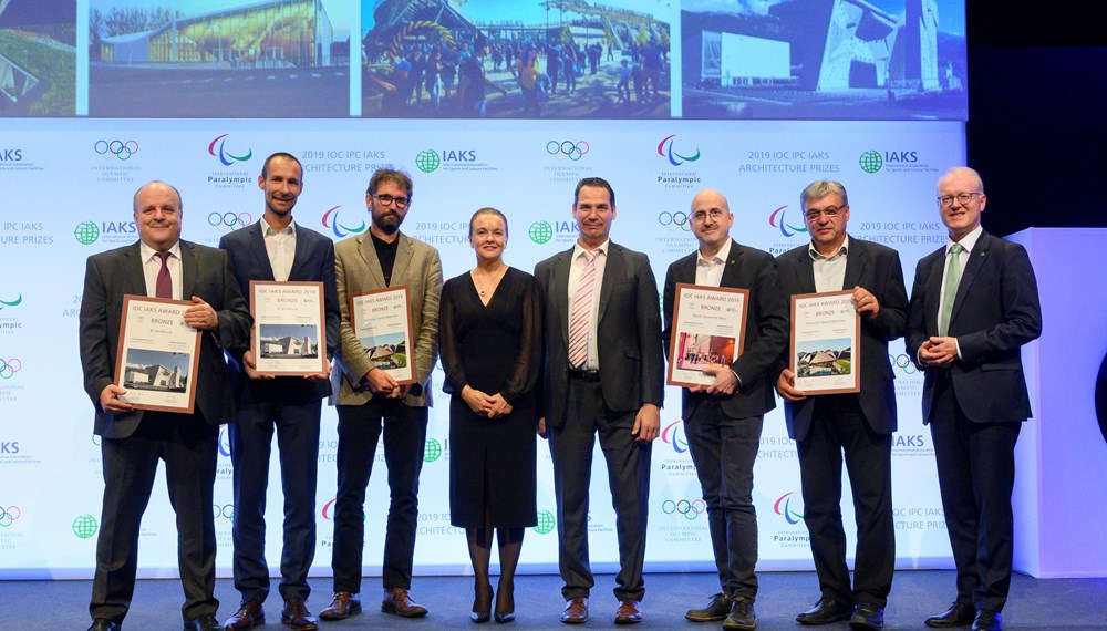 Eine internationale Auszeichnung für die Kletterhalle Innsbruck: Den „IOC IAKS Award 2019“ in Bronze nahm vor Ort DI Georg Preyer (Geschäftsbereichsleiter Technik, Innsbrucker Immobiliengesellschaft, 2. v.l.) entgegen.