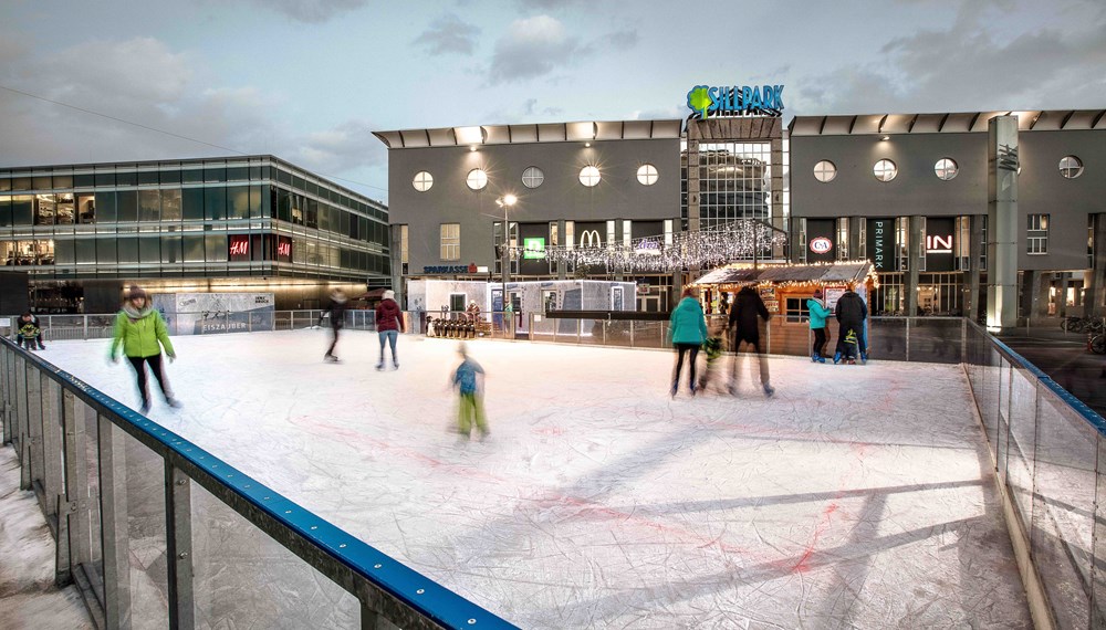Die Eislaufsaison wird mit dem Eröffnungsfest vor dem Sillpark eingeläutet.