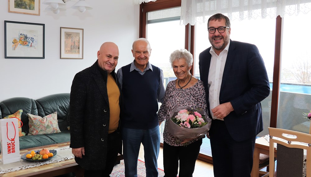 Die Gratulanten Vizebürgermeister Franz X. Gruber (r.) und Neffe Hubert Salchner (l.) nahmen das Eiserne Ehepaar Irma und Kurt Staffler für ein Erinnerungsfoto in die Mitte.