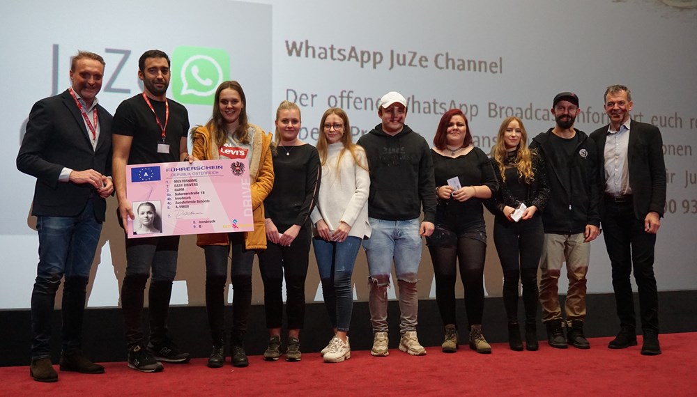 Glückliche GewinnerInnen: Bürgermeister Georg Willi (re.) überreichte den Jugendlichen Freizeittickets der Innsbrucker Nordkettenbahnen und einen Führerschein der Fahrschule Harm als Hauptpreis.