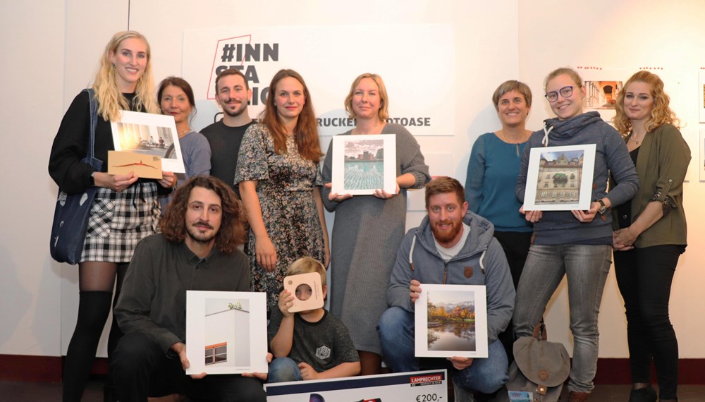 Kulturstadträtin Uschi Schwarzl (2. v. l.) überreichte gemeinsam mit Renate Ursprunger (3. v. r.) vom Stadtarchiv/Stadtmuseum Innsbruck, Rebecca Müller (M.) vom 6020 Stadtmagazin sowie Bernd Eckl (3. v. l.) und Sabine Nairz (r.) von Foto Lamprechter die Preise für die prämierten Bilder.