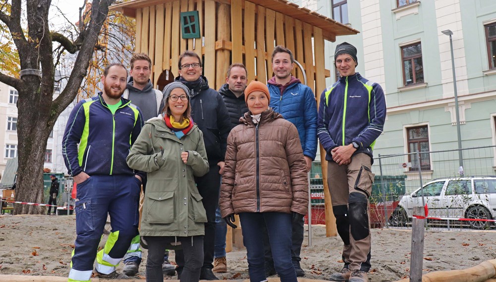 Stadträtin Uschi Schwarzl (vorne r.) eröffnete gemeinsam mit Markus Pinter (Grünanlagen – Planung und Bau; 4. v. l.) und seinem Team sowie Thomas Lexer (Berger & Brunner; 3. v. r.) mit Team den neugestalteten Spielplatz.