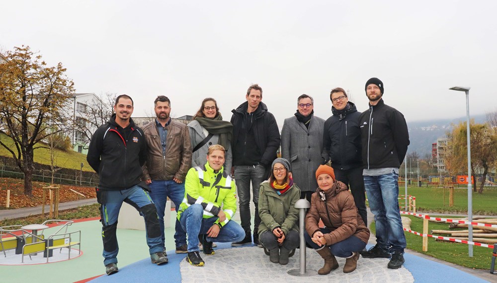 Freuten sich über die Fertigstellung des Grünzugs: Bauleiter Christopher Knabl (Swietelsky; 2. v. l.), Landschaftsarchitekt Kieran Fraser (M.), Markus Pollo (GF Neue Heimat Tirol; 3. v. r.), Markus Pinter (Grünanlagen – Planung und Bau; 2. v. r.) mit Team, und Vizebürgermeisterin Uschi Schwarzl (vorne r.)