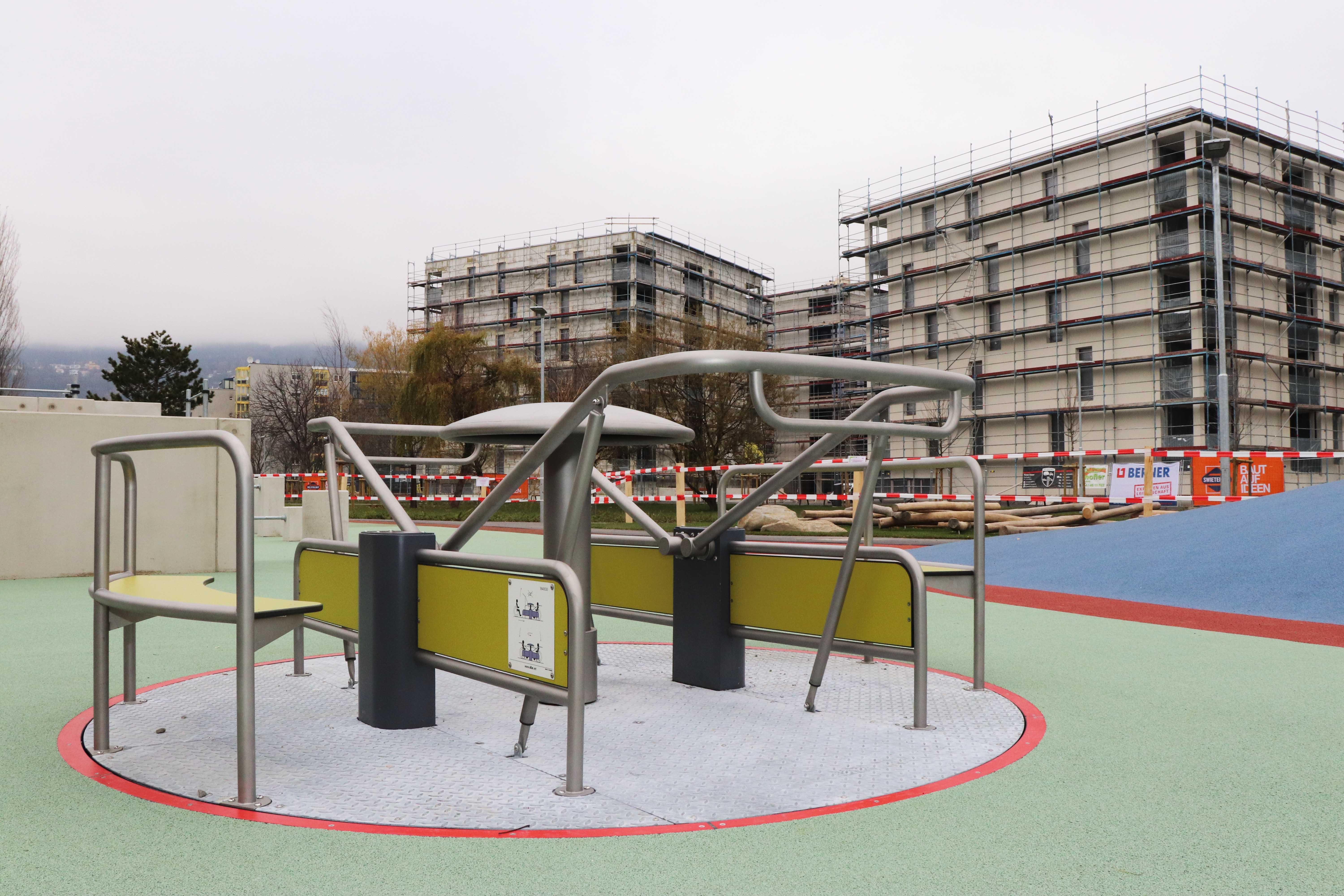 Die Anlage ist sowohl mit einem befahrbaren Belag für RollstuhlfahrerInnen und Personen mit Rollatoren, als auch mit einem rollstuhlgerechten Karussell ausgestattet.