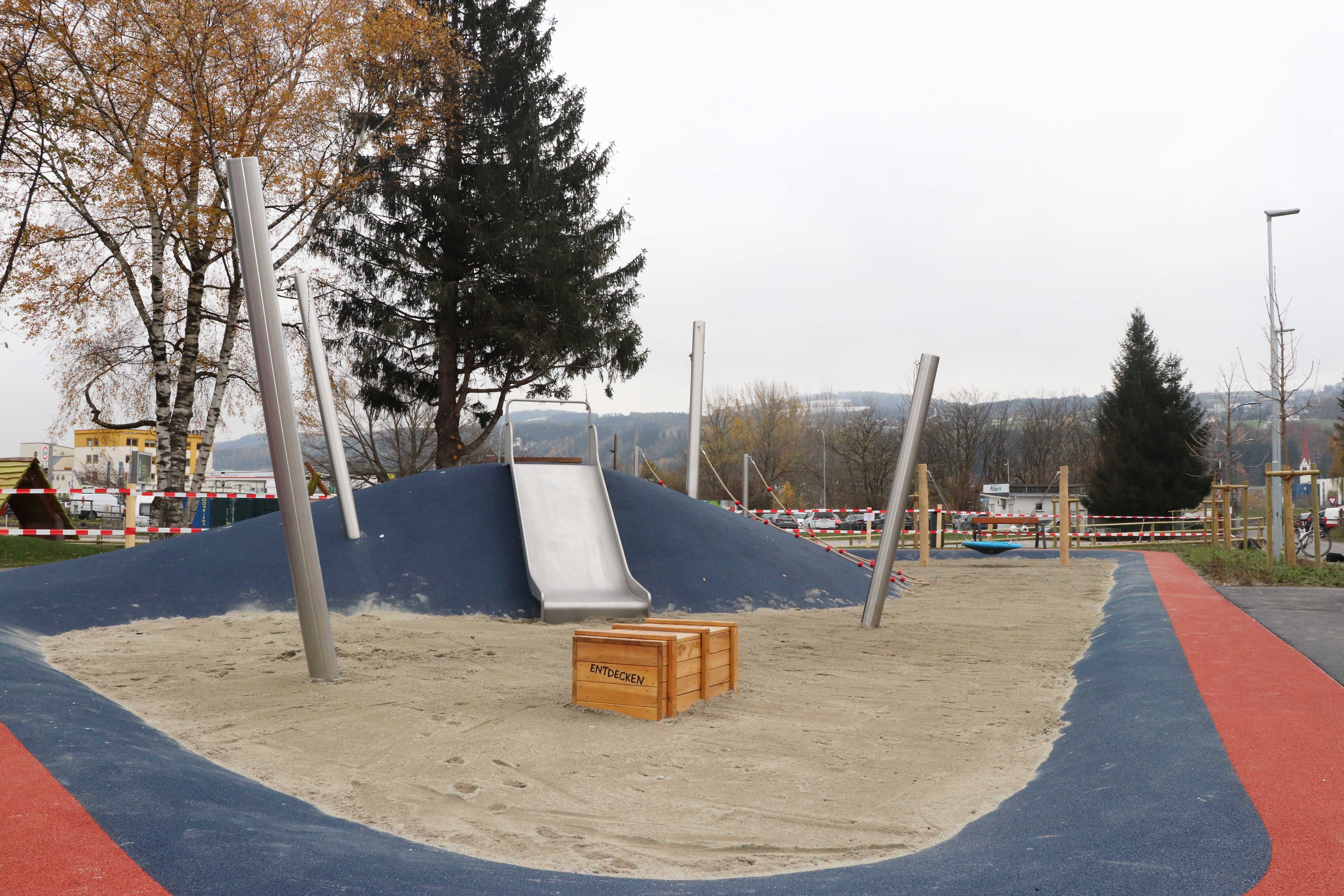 Der Multifunktionspark bietet sowohl Erholung und Spaß beim Spielen als auch die Gelegenheit, sich sportlich auszutoben.