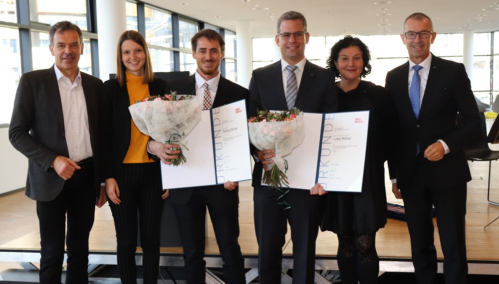 Lukas Möltner und Thomas Senfter nahmen den „Preis der Landeshauptstadt Innsbruck für Forschung und Innovation am Management Center Innsbruck (MCI) 2019“ entgegen: Bürgermeister Georg Willi (1. v.l.) und MCI-Rektor Andreas Altmann (1. v.r.), mit den Gemeinderätinnen Theresa Ringler (li.) und Irene Heisz (re.).