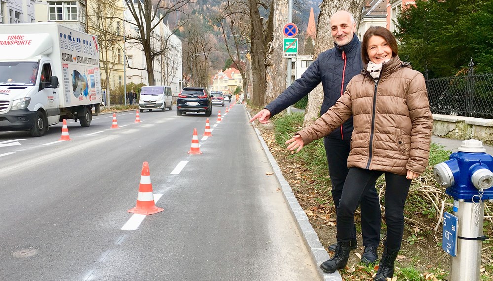 Mobilitätsstadträtin Vizebürgermeisterin Uschi Schwarzl präsentiert mit dem städtischen Radkoordinator Christian Schoder das Ergebnis zur Aufwertung des Radverkehrs in der Kaiserjägerstraße.