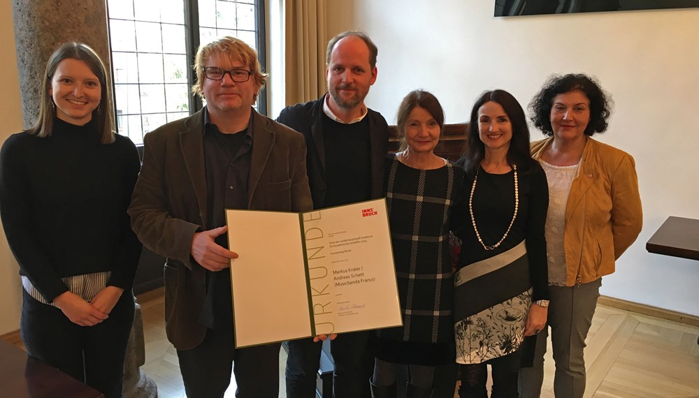 Große Ehre für die „Musicbanda Franui“: Die ressortzuständige Vizebürgermeisterin Uschi Schwarzl (3. v. r.) sowie GRin Irene Heisz (r.), GRin Theresa Ringler (l.) und Cornelia Spuller (Kulturamt; 2. v. r.) gratulierten den Leitern des Musikensembles Markus Kraler (2. v. l.) und Andreas Schett (Mitte).