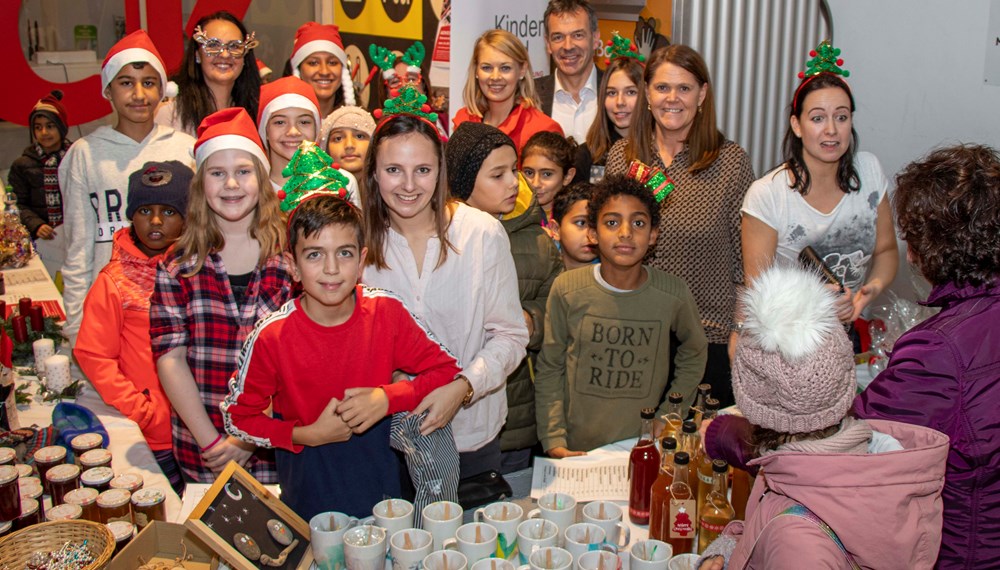 Die Kinder der städtischen Schülerhorte Domanigweg und Kinder am Tivoli haben unlängst einen Advent-Keksbasar in den RathausGalerien veranstaltet. Mit viel Engagement haben sie Kekse gebacken und weihnachtliche Dekoration gestaltet. Mit viel guter Laune waren die Kinder mit ihren BetreuerInnen am Vorplatz des Bürgerservice am Werk. Bürgermeister Georg Willi und Stadträtin Elisabeth Mayr genossen das bunte Treiben rund um die Verkaufstische und ließen sich die Gelegenheit auch nicht entgehen, einige Sachen für den guten Zweck zu erwerben. Der gesamte Erlös des Basars kommt dem Verein „Arche Herzensbrücke“ zu Gute, welcher sich für schwerkranke Kinder einsetzt.
Um auf den Advent-Keksbasar aufmerksam zu machen, haben die Kinder vom Schülerhort Domanigweg Plakate entworfen, mit denen sie in der Maria-Theresien-Straße Interessierte anlockten.