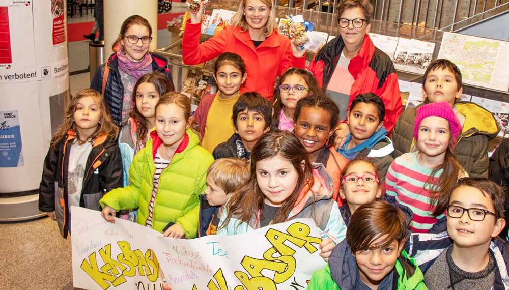 Die Kinder der städtischen Schülerhorte Domanigweg und Kinder am Tivoli haben unlängst einen Advent-Keksbasar in den RathausGalerien veranstaltet. Mit viel Engagement haben sie Kekse gebacken und weihnachtliche Dekoration gestaltet. Mit viel guter Laune waren die Kinder mit ihren BetreuerInnen am Vorplatz des Bürgerservice am Werk. Bürgermeister Georg Willi und Stadträtin Elisabeth Mayr genossen das bunte Treiben rund um die Verkaufstische und ließen sich die Gelegenheit auch nicht entgehen, einige Sachen für den guten Zweck zu erwerben. Der gesamte Erlös des Basars kommt dem Verein „Arche Herzensbrücke“ zu Gute, welcher sich für schwerkranke Kinder einsetzt.
Um auf den Advent-Keksbasar aufmerksam zu machen, haben die Kinder vom Schülerhort Domanigweg Plakate entworfen, mit denen sie in der Maria-Theresien-Straße Interessierte anlockten.