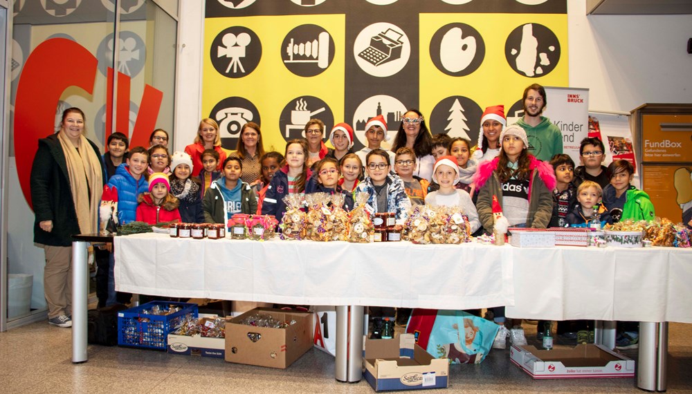 Die Kinder der städtischen Schülerhorte Domanigweg und Kinder am Tivoli haben unlängst einen Advent-Keksbasar in den RathausGalerien veranstaltet. Mit viel Engagement haben sie Kekse gebacken und weihnachtliche Dekoration gestaltet. Mit viel guter Laune waren die Kinder mit ihren BetreuerInnen am Vorplatz des Bürgerservice am Werk. Bürgermeister Georg Willi und Stadträtin Elisabeth Mayr genossen das bunte Treiben rund um die Verkaufstische und ließen sich die Gelegenheit auch nicht entgehen, einige Sachen für den guten Zweck zu erwerben. Der gesamte Erlös des Basars kommt dem Verein „Arche Herzensbrücke“ zu Gute, welcher sich für schwerkranke Kinder einsetzt.
Um auf den Advent-Keksbasar aufmerksam zu machen, haben die Kinder vom Schülerhort Domanigweg Plakate entworfen, mit denen sie in der Maria-Theresien-Straße Interessierte anlockten.