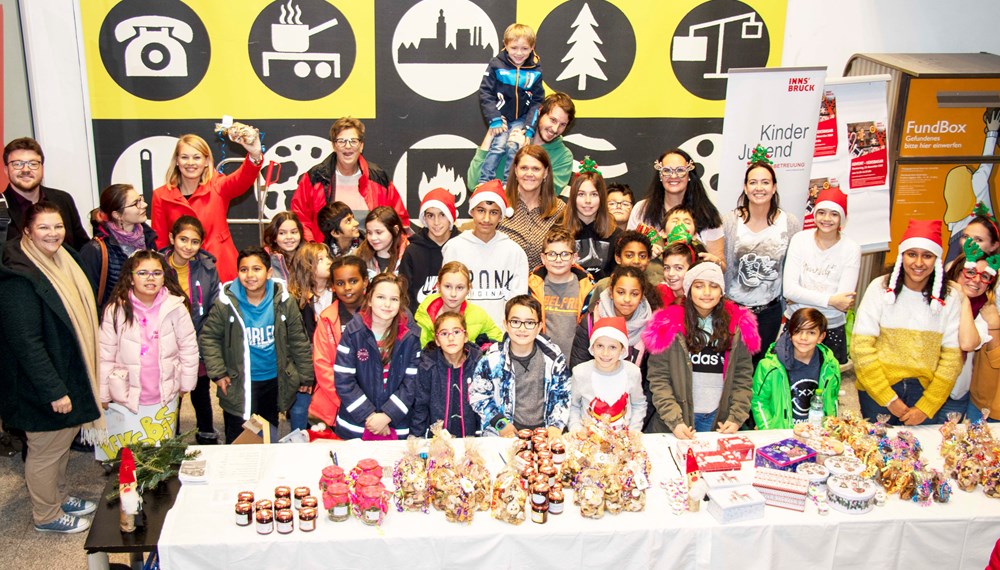 Die Kinder der städtischen Schülerhorte Domanigweg und Kinder am Tivoli haben unlängst einen Advent-Keksbasar in den RathausGalerien veranstaltet. Mit viel Engagement haben sie Kekse gebacken und weihnachtliche Dekoration gestaltet. Mit viel guter Laune waren die Kinder mit ihren BetreuerInnen am Vorplatz des Bürgerservice am Werk. Bürgermeister Georg Willi und Stadträtin Elisabeth Mayr genossen das bunte Treiben rund um die Verkaufstische und ließen sich die Gelegenheit auch nicht entgehen, einige Sachen für den guten Zweck zu erwerben. Der gesamte Erlös des Basars kommt dem Verein „Arche Herzensbrücke“ zu Gute, welcher sich für schwerkranke Kinder einsetzt.
Um auf den Advent-Keksbasar aufmerksam zu machen, haben die Kinder vom Schülerhort Domanigweg Plakate entworfen, mit denen sie in der Maria-Theresien-Straße Interessierte anlockten.