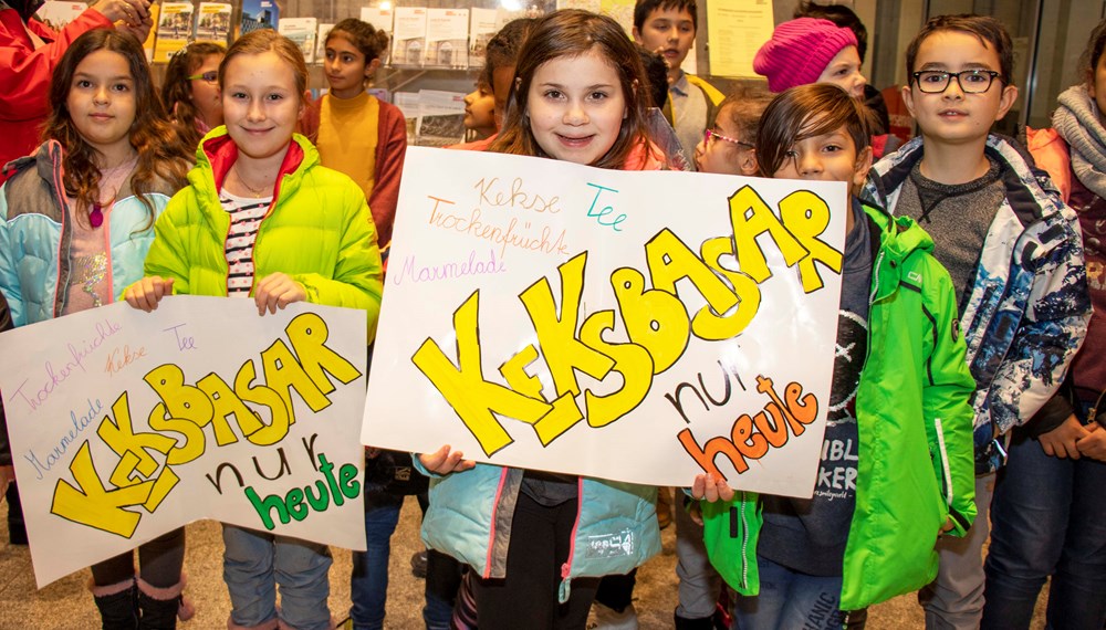 Die Kinder der städtischen Schülerhorte Domanigweg und Kinder am Tivoli haben unlängst einen Advent-Keksbasar in den RathausGalerien veranstaltet. Mit viel Engagement haben sie Kekse gebacken und weihnachtliche Dekoration gestaltet. Mit viel guter Laune waren die Kinder mit ihren BetreuerInnen am Vorplatz des Bürgerservice am Werk. Bürgermeister Georg Willi und Stadträtin Elisabeth Mayr genossen das bunte Treiben rund um die Verkaufstische und ließen sich die Gelegenheit auch nicht entgehen, einige Sachen für den guten Zweck zu erwerben. Der gesamte Erlös des Basars kommt dem Verein „Arche Herzensbrücke“ zu Gute, welcher sich für schwerkranke Kinder einsetzt.
Um auf den Advent-Keksbasar aufmerksam zu machen, haben die Kinder vom Schülerhort Domanigweg Plakate entworfen, mit denen sie in der Maria-Theresien-Straße Interessierte anlockten.