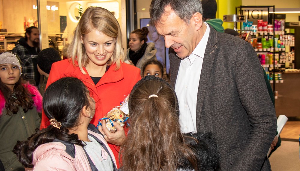 Die Kinder der städtischen Schülerhorte Domanigweg und Kinder am Tivoli haben unlängst einen Advent-Keksbasar in den RathausGalerien veranstaltet. Mit viel Engagement haben sie Kekse gebacken und weihnachtliche Dekoration gestaltet. Mit viel guter Laune waren die Kinder mit ihren BetreuerInnen am Vorplatz des Bürgerservice am Werk. Bürgermeister Georg Willi und Stadträtin Elisabeth Mayr genossen das bunte Treiben rund um die Verkaufstische und ließen sich die Gelegenheit auch nicht entgehen, einige Sachen für den guten Zweck zu erwerben. Der gesamte Erlös des Basars kommt dem Verein „Arche Herzensbrücke“ zu Gute, welcher sich für schwerkranke Kinder einsetzt.
Um auf den Advent-Keksbasar aufmerksam zu machen, haben die Kinder vom Schülerhort Domanigweg Plakate entworfen, mit denen sie in der Maria-Theresien-Straße Interessierte anlockten.