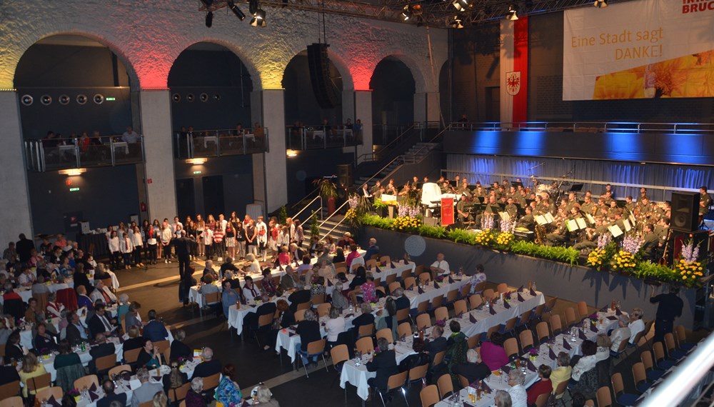 Die Militärmusik Tirol und der Chor der NMS Innsbruck sorgten für die musikalische Unterhaltung.