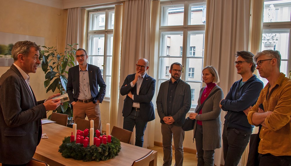 Die diakonischer Organisationen in Tirol überreichten als Dankeschön Bürgermeister Georg Willi einen „Wichern-Adventkranz“. Dabei nützten die Vertreter der Sozialorganisationen die Gelegenheit, ihre Arbeit in kurzen Worten vorzustellen und ihre Anliegen an die Stadt Innsbruck zum Ausdruck zu bringen. Die Diakonie möchte mit dieser kleinen vorweihnachtlichen Geste für die tatkräftige Unterstützung ihrer Arbeit danken. Der Adventkranz ist eng mit den Wurzeln der Diakonie verbunden. Um Kindern aus ärmsten Verhältnissen die Zeit bis Weihnachten zu verkürzen, entzündete der Gründer der Diakonie Johann Hinrich Wichern im "Rauhen Haus" der Diakonie 1839 in Hamburg jeden Tag eine Kerze an einem Wagenrad, das er mit 19 kleinen roten und vier großen Kerzen geschmückt hatte. Aus dieser Idee entstand der uns heute bekannte Adventkranz. (v.l.) Michael Kerber (Diakonie Flüchtlingsdienst, Leitung und Rechtsberatung), Werner Geißelbrecht (Pfarrer Christuskirche Saggen), Stephan Mader (Diakoniewerk Soziale Dienstleistung GmbH, Bereichsleitung Tirol), Bürgermeister Georg Willi, Olivier Dantine (Superintendent der evangelischen Kirche für die Diözese Salzburg-Tirol), Renate Gabriel (Diakonischer Verein Tirol, StudentInnen-Wohnheim Saggen) und Franz Bittersam (Geschäftsführer Johanniter Tirol).