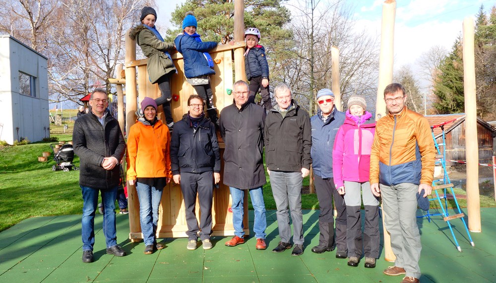 Zufrieden zeigten sich Markus Pinter (Grünanlagen – Planung und Bau; 3. v. l.), Rita Engbert (2. v. l.) mit dem Viller Ortsausschuss sowie Projektleiter Thomas Alt (IKB; l.) über die erfolgreiche Zusammenarbeit.