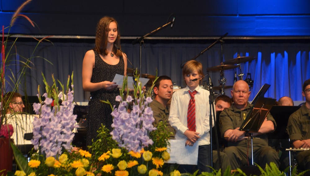 Danke der Jugend - Mona und Andreas bedankten sich im Namen der Jugend Innsbrucks bei der Generation 1944.