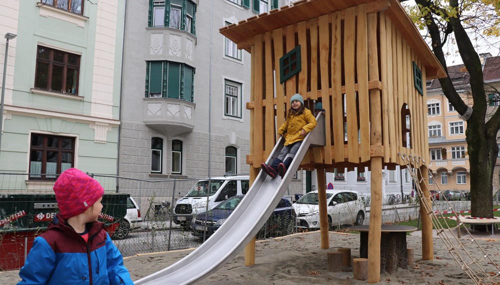 Bereits bei der Eröffnung des neuen Schillerparks im November stellte sich das Baumhaus als Attraktion für Kinder heraus.