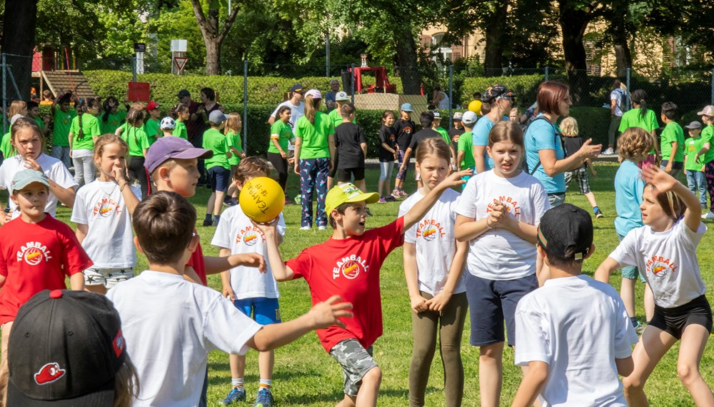 Mit Spiel, Sport und Spaß wird den Kindern und Jugendlichen in den Schulen und Betreuungseinrichtungen ein abwechslungsreiches Bewegungsprogramm geboten.